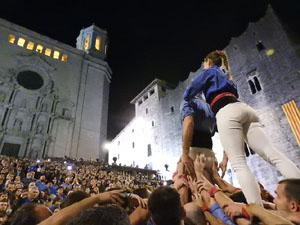 Fires de Sant Narc&iacute;s 2024. Pilar a les escales de la Catedral