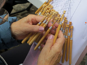 Fires de Sant Narcís 2024. Trobada de puntaires al pati de les Magnòlies