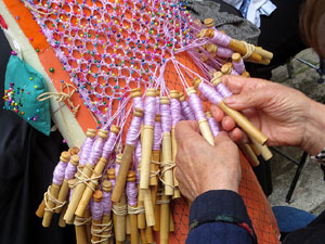 Fires de Sant Narcís 2024. Trobada de puntaires al pati de les Magnòlies