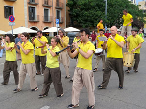 Cercavila de la Flama del Canig&oacute; 2025 fins la pla&ccedil;a del Vi