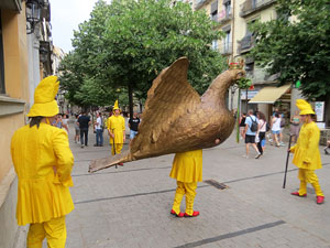 Cercavila de la Flama del Canig&oacute; 2025 fins la pla&ccedil;a del Vi