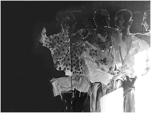 Roser Oliveras Oliver amb la seva obra 'Relacions de festa', 1986