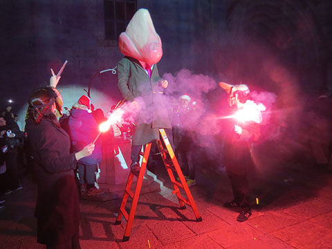 L'Home dels Nassos amb els seus sequa&ccedil;os, En Narissot i En Narigut a la pla&ccedil;a dels Ap&ograve;stols