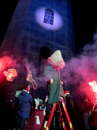 L'Home dels Nassos i els seus sequa&ccedil;Os a la pla&ccedil;a dels Ap&ograve;stols, contemplats per la Bruixa des del campanar de la Catedral