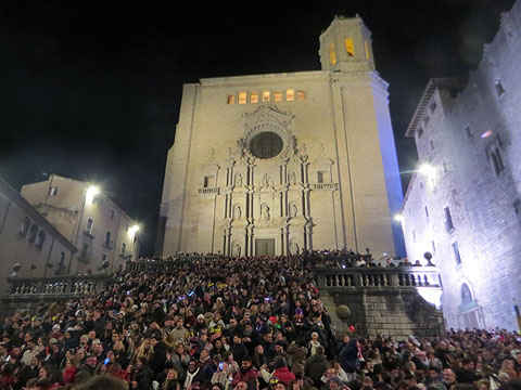 La pla&ccedil;a i les escales de la Catedral durant la celebraci&oacute; de l'Any Nou