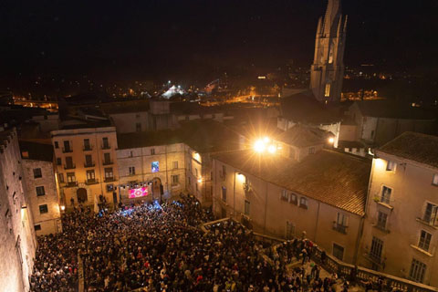 La pla&ccedil;a i les escales de la Catedral durant la celebraci&oacute; de l'Any Nou