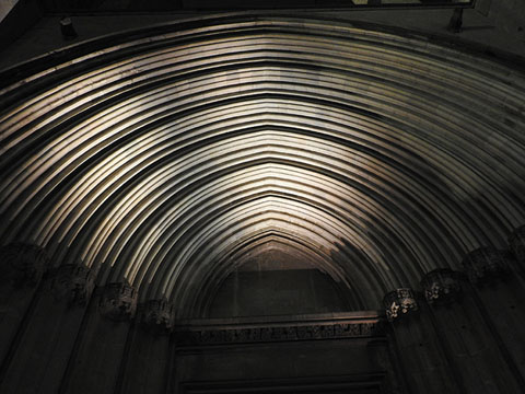 La porta dels Ap&ograve;stols, il&middot;luminada