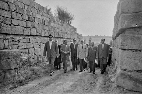 Inauguració del Museu Monogràfic d'Ullastret. Visita de les autoritats a les excavacions del poblat ibèric. D'esquerra a dreta, el diputat provincial, Ramon Guardiola Rovira, el delegat provincial de Belles Arts, Miquel Oliva Prat, el director general de Belles Arts, Gratiniano Nieto Gallo, el capità general de Catalunya, Pablo Martín Alonso, un home i el governador civil, Josep Pagès Costart. 1961