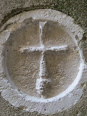 Relleu en una façana de la pujada del rei Martí relacionada amb el relleu del llop i la nena