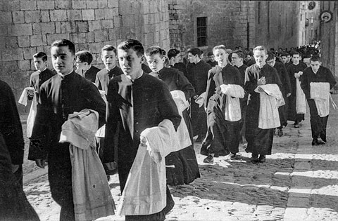 Seminaristes caminant en grup per la pujada del rei Martí. 1960