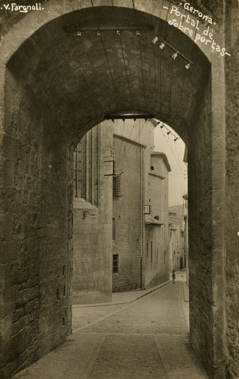 La pujada del rei Martí des del portal de Sobreportes. 1911