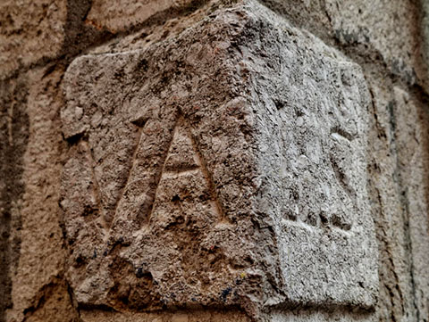 Faixa amb el cognom Valls a la cantonada amb el carrer de Francesc Samsó