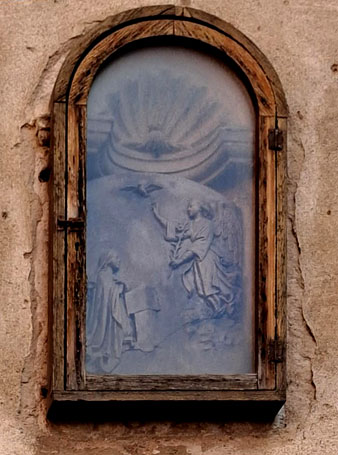 Fornícula damunt la porta d'entrada del convent de les monges Caputxines