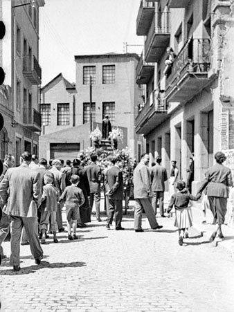 Process&oacute; religiosa al barri del Mercadal. La comitiva al carrer de la Premsa, a la dreta de la imatge. 1952