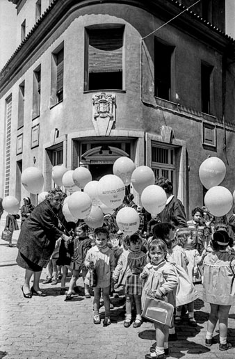 Actes organitzats per la Jefatura Central de Tr&aacute;fico, en motiu del 'Dia Mundial sin Accidentes' a l'escola Eiximenis. A la dreta, el carrer Eiximenis; a l'esquerra, el carrer de la Premsa. 1963