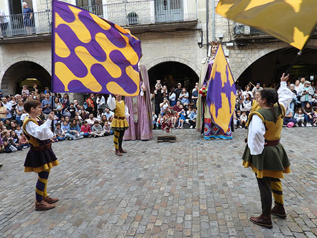 Fires de Sant Narc&iacute;s 2026. Toc de rams. Cerim&ograve;nia del canvi de rams de les gegantes