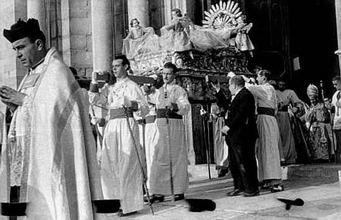 Sortida de la process&oacute; per la porta principal de la Catedral. Ca. 1950