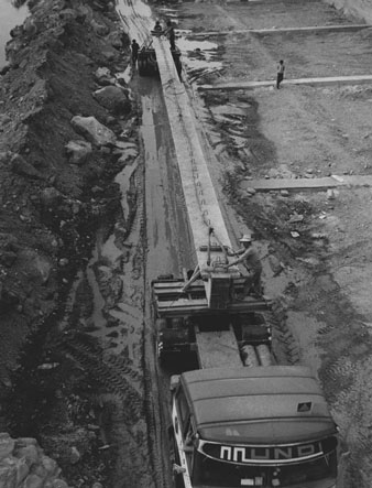 Treballs de construcci&oacute; del nou pont. 1973
