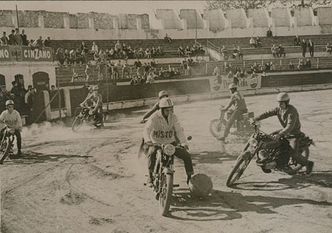 Partit de futbol amb motocicleta a la Pla&ccedil;a de Toros. 1950-1960