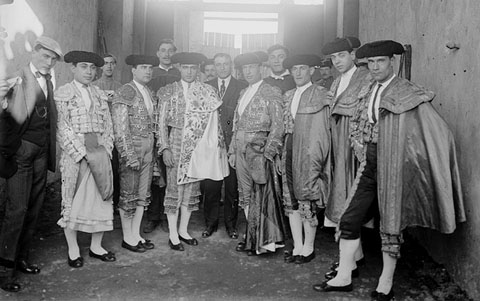 Grup de toreros, amb el seu vestit, a l'interior de les instal&middot;lacions de la pla&ccedil;a de toros de Girona. Ca. 1925