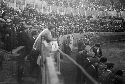 Aspecte de la graderia de la Pla&ccedil;a de toros . Ca. 1925