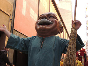 Cercavila pel barri del Mercadal amb gegants, capgrossos i bastoners