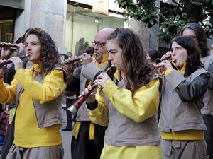Cercavila pel barri del Mercadal amb gegants, capgrossos i bastoners