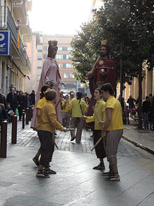 Cercavila pel barri del Mercadal amb gegants, capgrossos i bastoners
