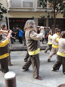 Cercavila pel barri del Mercadal amb gegants, capgrossos i bastoners