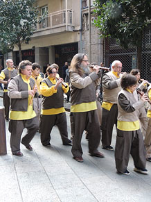 Cercavila pel barri del Mercadal amb gegants, capgrossos i bastoners