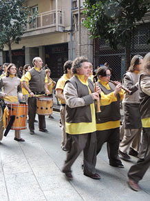 Cercavila pel barri del Mercadal amb gegants, capgrossos i bastoners