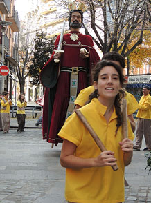 Cercavila pel barri del Mercadal amb gegants, capgrossos i bastoners