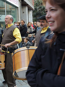 Cercavila pel barri del Mercadal amb gegants, capgrossos i bastoners