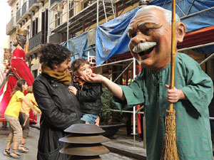 Cercavila pel barri del Mercadal amb gegants, capgrossos i bastoners