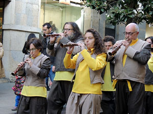 Cercavila pel barri del Mercadal amb gegants, capgrossos i bastoners