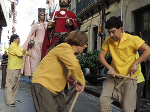 Cercavila pel barri del Mercadal amb gegants, capgrossos i bastoners