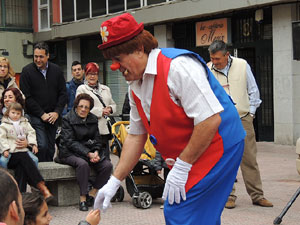 Espectacle de pallassos al Mercadal