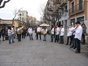 Cercavila per la Xarabanda Band pels carrers del Barri Vell