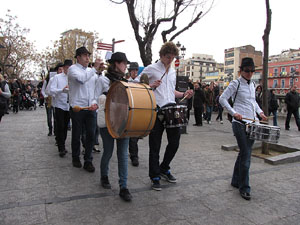 Cercavila per la Xarabanda Band pels carrers del Barri Vell