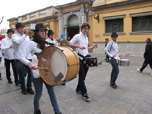 Cercavila per la Xarabanda Band pels carrers del Barri Vell