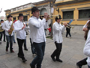 Cercavila per la Xarabanda Band pels carrers del Barri Vell