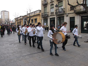 Cercavila per la Xarabanda Band pels carrers del Barri Vell