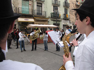 Cercavila per la Xarabanda Band pels carrers del Barri Vell