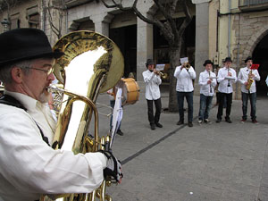 Cercavila per la Xarabanda Band pels carrers del Barri Vell