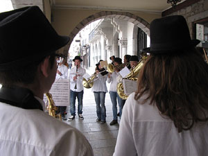 Cercavila per la Xarabanda Band pels carrers del Barri Vell