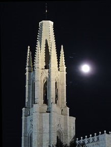 El Barri Vell de Nit. Campanar de l'església de Sant Feliu