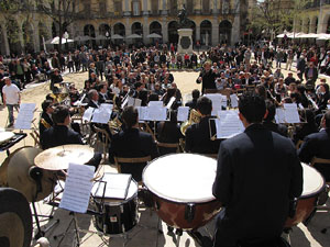 Concert de la banda La Lira a la plaça de la Independència