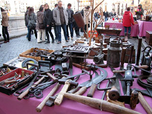 Descarregada de Brocanters i Antiquaris al pont de Pedra