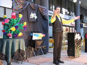 Espectacle de M&agrave;gia a la pla&ccedil;a Josep Pla
