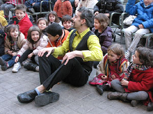 Espectacle de M&agrave;gia a la pla&ccedil;a Josep Pla